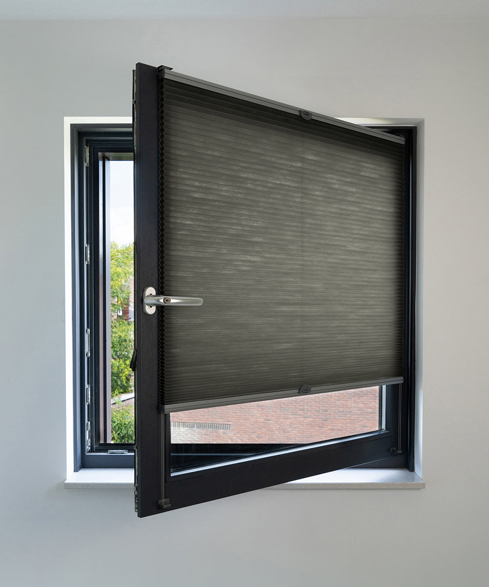 Duette® shades zwart lichtdoorlatend - ingespannen TruFit® model - HetBinnenAanzicht