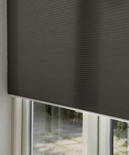 Duette® shades zwart lichtdoorlatend - ingespannen TruFit® model - HetBinnenAanzicht