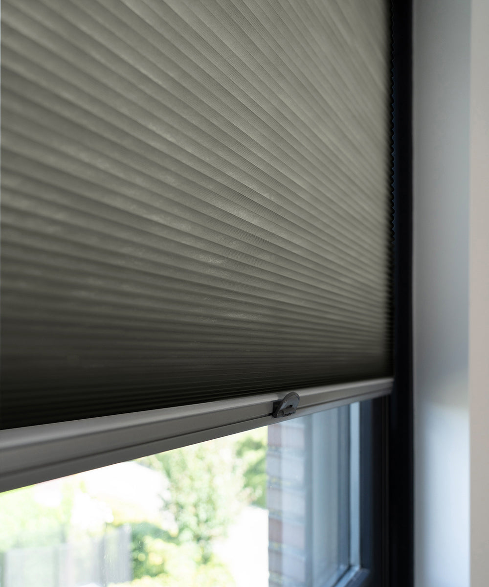 Duette® shades zwart lichtdoorlatend - ingespannen TruFit® model - HetBinnenAanzicht