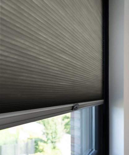 Duette® shades zwart lichtdoorlatend - ingespannen TruFit® model - HetBinnenAanzicht