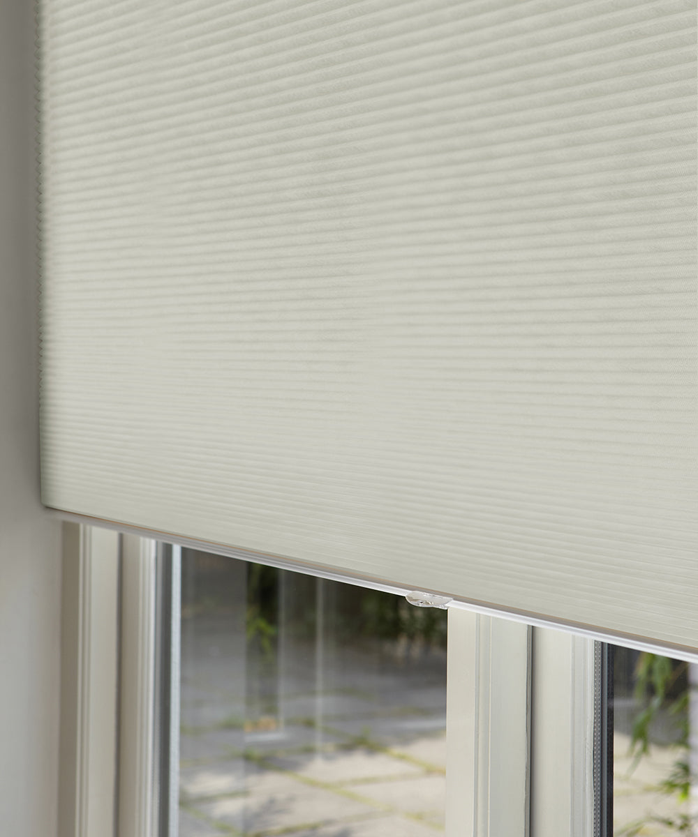 Duette® shades lichtgrijs verduisterend - ingespannen TruFit® model - HetBinnenAanzicht