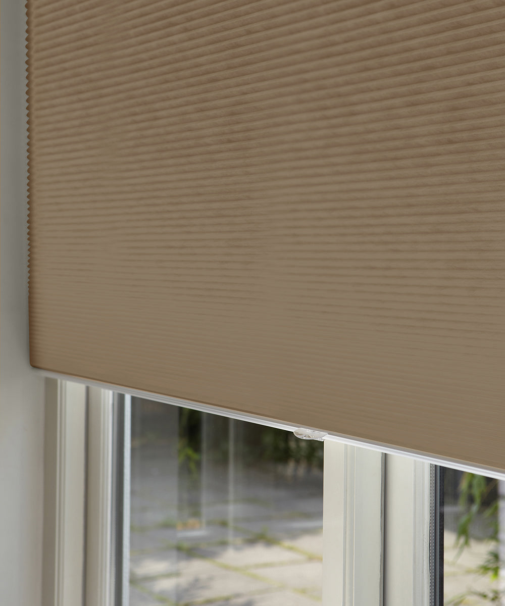 Duette® shades bruin verduisterend - vrijhangend model - HetBinnenAanzicht