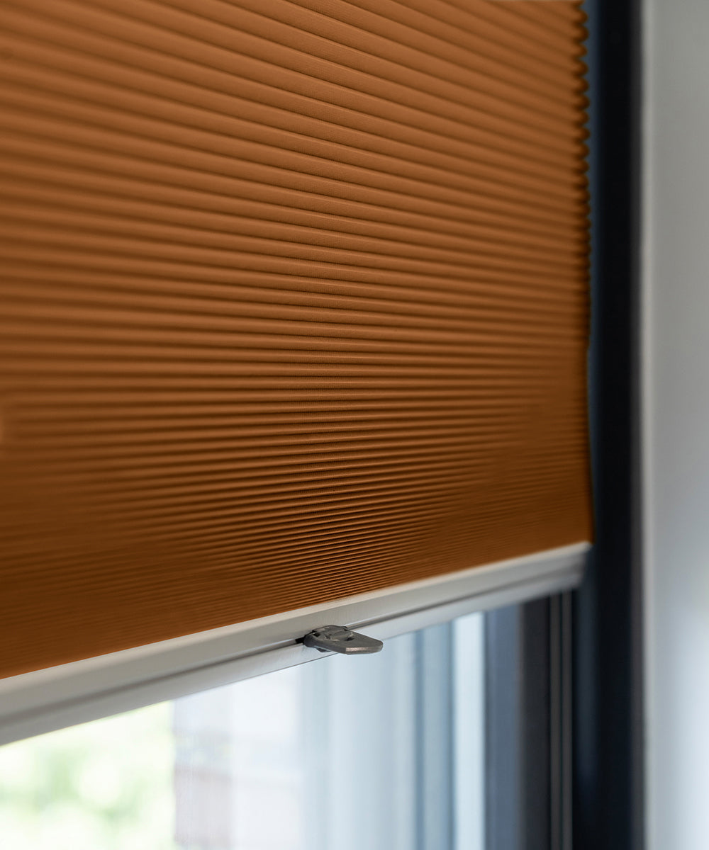 Duette® shades terracotta verduisterend - ingespannen TruFit® model - HetBinnenAanzicht