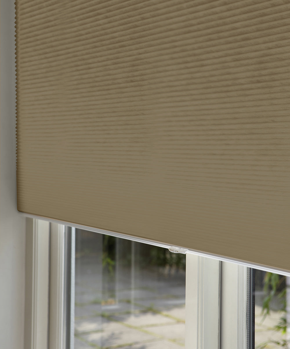 Duette® shades donkertaupe verduisterend - vrijhangend model - HetBinnenAanzicht