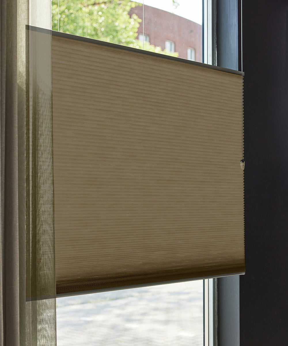 Duette® shades donkertaupe verduisterend - vrijhangend model - HetBinnenAanzicht