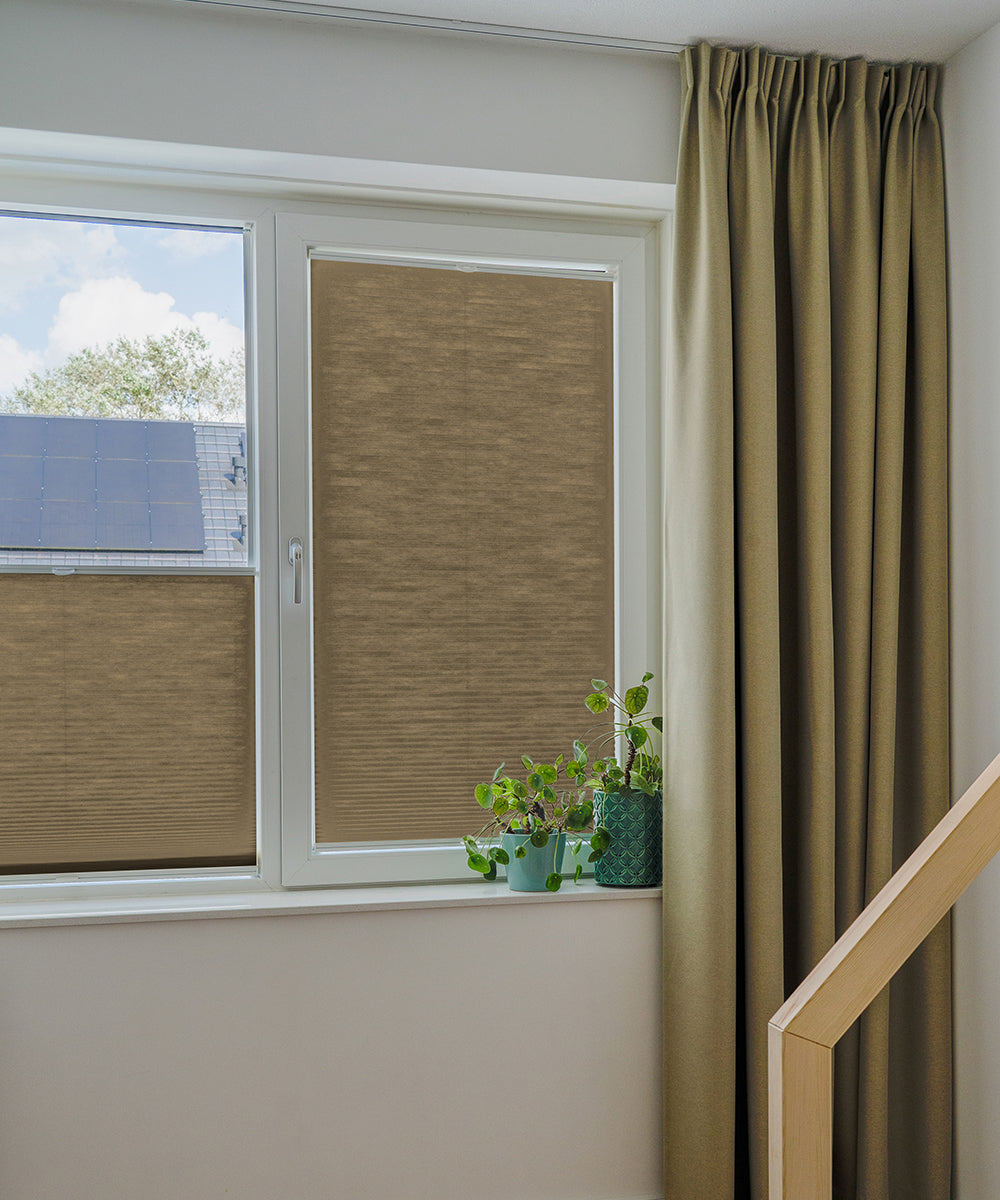 Duette® shades donkertaupe verduisterend - ingespannen TruFit® model - HetBinnenAanzicht