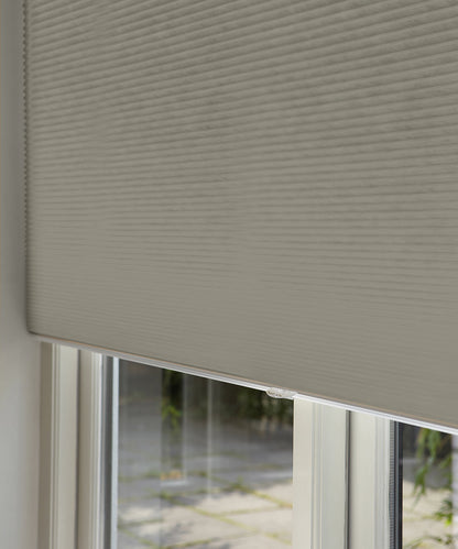 Duette® shades grijs verduisterend - ingespannen TruFit® model - HetBinnenAanzicht