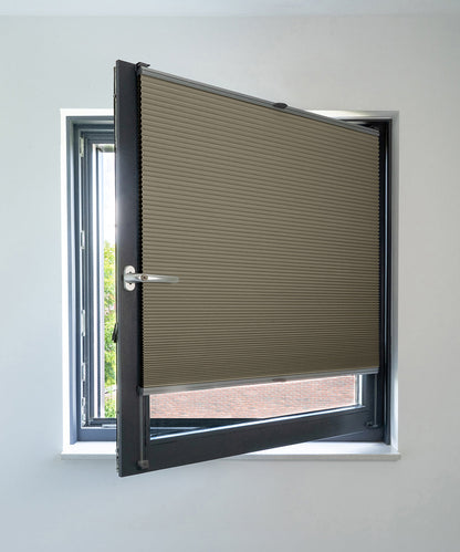 Duette® shades taupe verduisterend - ingespannen TruFit® model - HetBinnenAanzicht