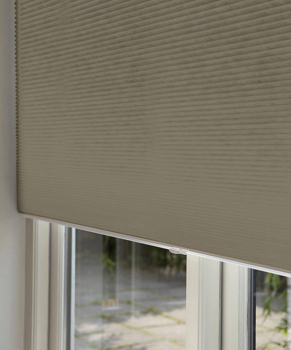 Duette® shades taupe verduisterend - vrijhangend model - HetBinnenAanzicht