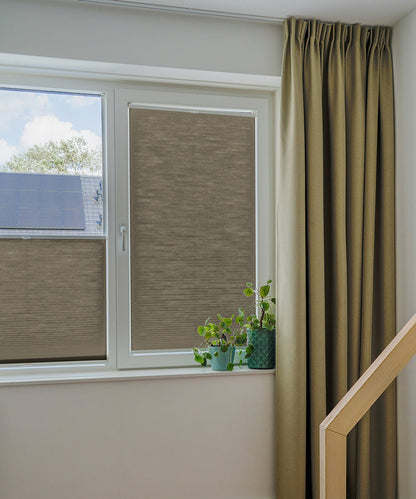 Duette® shades taupe verduisterend - ingespannen TruFit® model - HetBinnenAanzicht