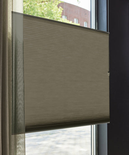 Duette® shades taupe verduisterend - vrijhangend model - HetBinnenAanzicht