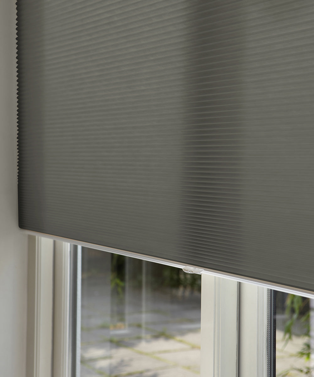 Duette® shades antraciet lichtdoorlatend - ingespannen TruFit® model - HetBinnenAanzicht