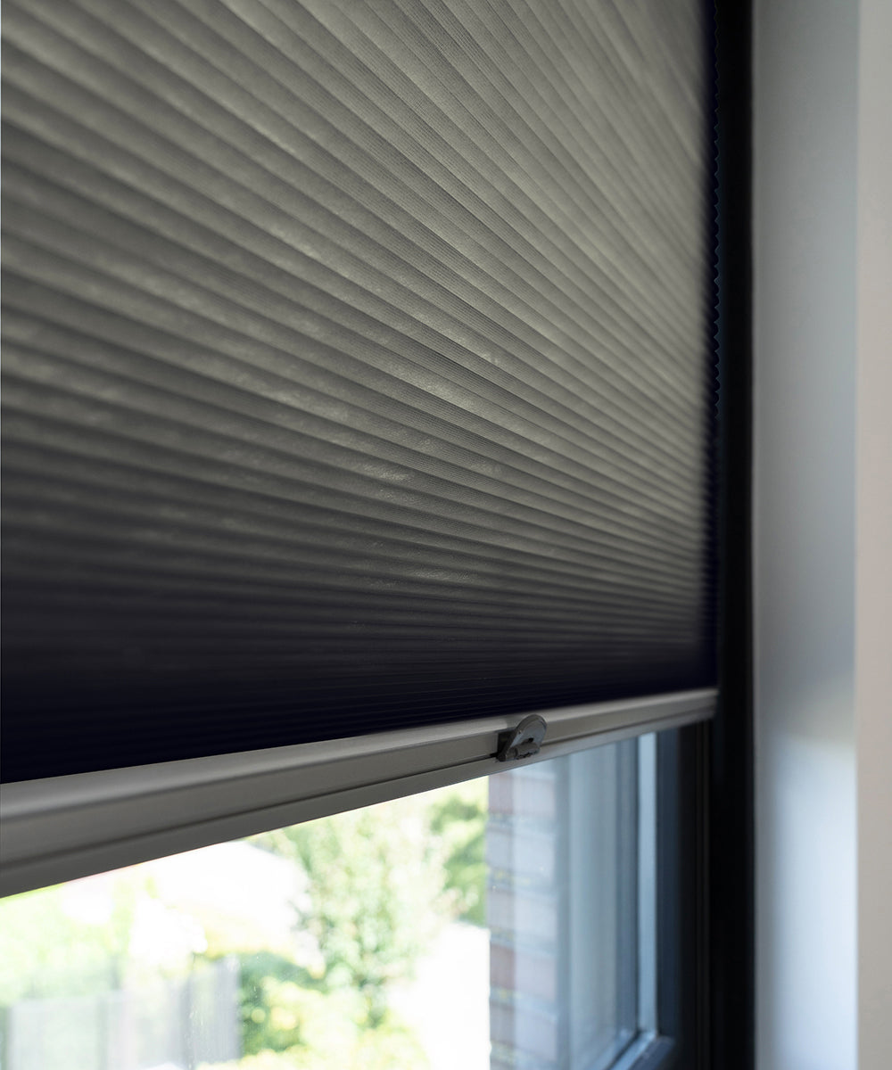 Duette® shades antraciet lichtdoorlatend - ingespannen TruFit® model - HetBinnenAanzicht